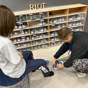 レンタルシューズを合わせる様子