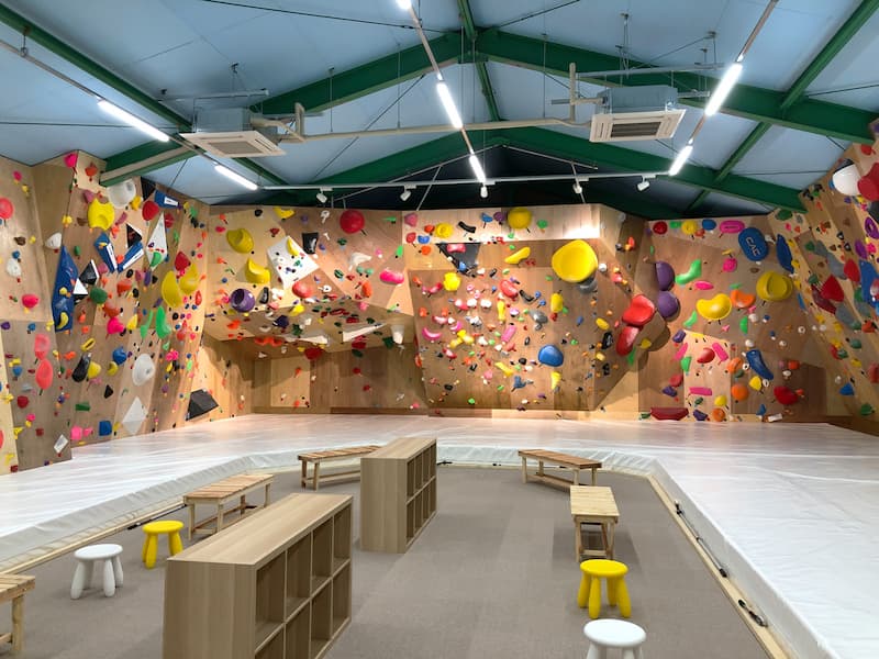 前面に広がる壁